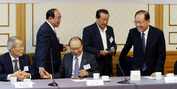 황우여 새누리당 대표(맨 오른쪽)가 2일 오후 서울 여의도 국회 정론관에서 열린 전국노인단체 간담회에서 참석자들과 인사하고 있다. 김경호 기자 jijae@hani.co.kr