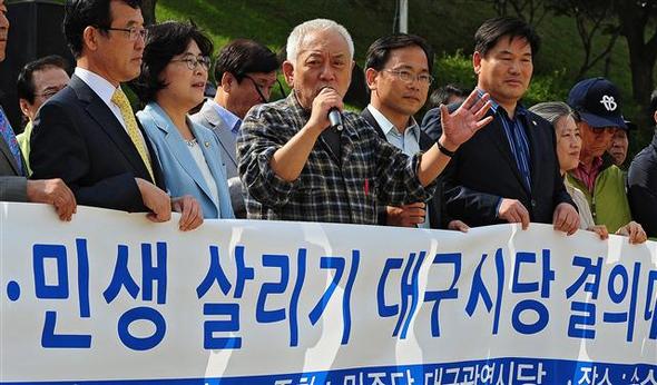 민주·민생 살리기 대구시당 결의대회에 참가한 김한길 민주당 대표가 3일 오전 대구 수성구 수성대학교에서 모두발언을 하고 있다. 대구/뉴스1