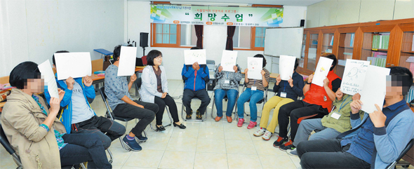 2일 강원도 정선군 정선읍 돌봄센터에서 강원대 인문과학연구소가 마련한 인문치료에 참가한 이들이 동화를 함께 읽은 뒤 저마다 느낀 바를 표현한 그림을 서로에게 내보이고 있다. 정선군 제공