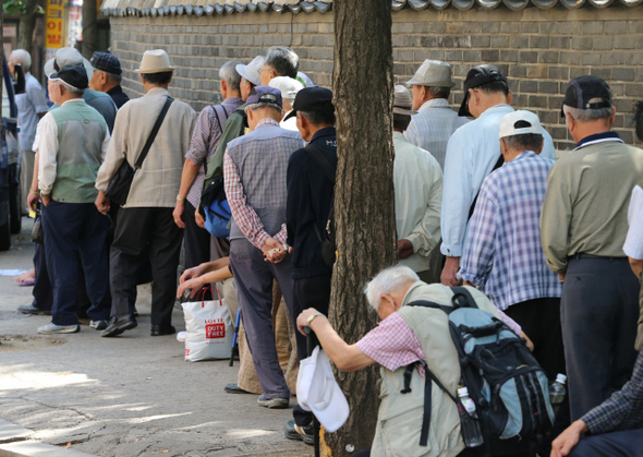 서울 종로구 탑골공원 옆 원각사 무료급식소 앞에서 노인들이 식사를 하기 위해 길게 줄을 서 있다. 김태형 기자 xogud555@hani.co.kr