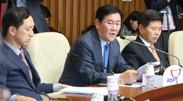 최경환 새누리당 원내대표(가운데)가 8일 오전 국회에서 열린 원내대책회의에서 발언하고 있다. 이정우 선임기자 woo@hani.co.kr