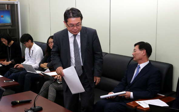 16일 오후 경기도 과천 정부과천청사 산업통상자원부 기자실에서 김준동 에너지자원실장이 신고리 3·4호기 제이에스(JS) 전선 케이블 화염시험 재시험 실패와 관련한 문답을 마친 뒤 자리를 떠나고 있다. 오른쪽은 전용갑 한국수력원자력 부사장이다. 과천/김태형 기자 xogud555@hani.co.kr