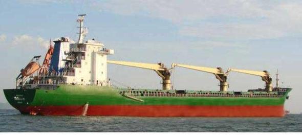 구조요청 신고를 받고 출동한 해경이 15일 저녁 침몰하기 전 찍은 파나마 선적 화물선 ‘쳉루 15호’ 사진.포항해양경찰서 제공