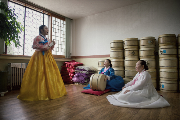 3대째 소리꾼의 길을 걸어가는 최승희 명창(오른쪽), 딸 모보경씨(가운데), 손녀 김하은양(왼쪽)이 19일 ‘정정렬제’ <춘향가> 완창 무대에 앞서 17일 전북도립국악원 연습실에서 소리 연습을 하고 있다. 사진 국립극장 제공