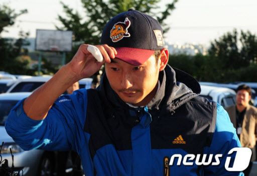 폭행 혐의를 받고 있는 프로축구 인천유나이티드 소속 이천수 선수(31)가 16일 오후 피의자 신분으로 인천 남동경찰서에 출두하고 있다. 이천수는 지난 14일 오전 0시48분쯤 인천 남동구 구월동의 한 술집에서 김모씨를 폭행한 혐의를 받고 있다.뉴스1