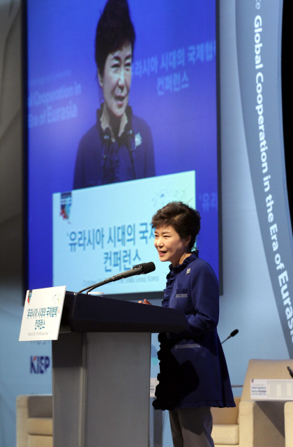 박근혜 대통령이 18일 오전 서울 장충동 신라호텔에서 열린 유라시아 시대의 국제협력 컨퍼런스 개회식에 참석해 인사말을 하고 있다. 청와대사진기자단