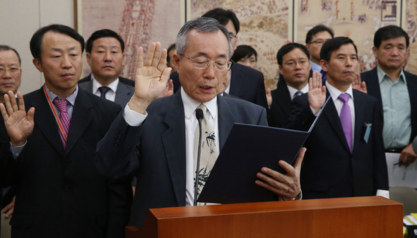 곽병선 한국장학재단 이사장을 비롯한 교육, 역사 분야 증인들이 18일 서울 여의도 국회에서 열린 교육문화체육관광위원회 국정감사에서 증인 선서를 하고 있다. 2013.10.18/뉴스1