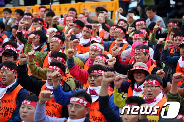 11일 오후 서울 종로구 보신각 앞에서 열린 '전교조 사수 민주노총 결의대회'에서 전교조 조합원을 비롯한 참가자들이 '법외노조화' 철회를 촉구하는 구호를 외치고 있다. 2013.10.11/뉴스1