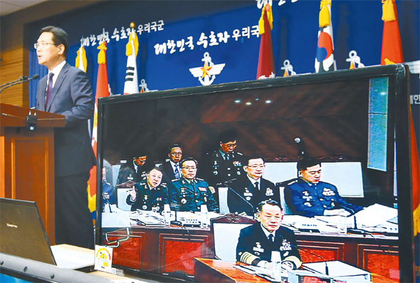 22일 오후 서울 용산구 국방부 브리핑룸에서 김민석 대변인이 국군 사이버사령부 댓글 활동 의혹에 대한 자체중간조사 결과를 발표하고 있다. 그 옆 모니터에선 국회 국방위원회의 합동참모본부 국정감사에서 최윤희 합참의장이 의원들의 질의를 받는 모습이 비치고 있다. 신소영 기자 viator@hani.co.kr