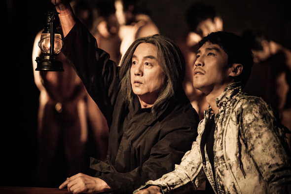 연극 <단테의 신곡>의 연습 장면. 국내 양대 국공립극장과 연출가, 배우들의 자존심 대결일 뿐만 아니라 보기 드문 대작이어서 연극계의 관심이 쏠리고 있다. 사진 국립극장