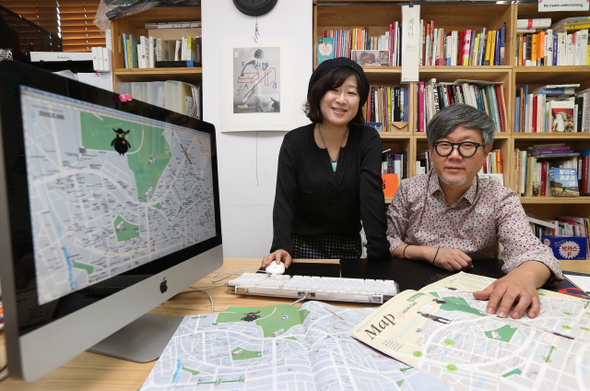 홍대앞 동네잡지 <스트리트 H>를 만드는 장성환 발행인(오른쪽)과 정지연 편집장 부부. 이들은 사람 냄새 나는 동네 매체가 많아질수록 세상이 더 따뜻해질 거라고 믿는다.  이정아 기자 leej@hani.co.kr