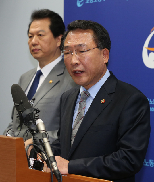 방하남 고용노동부 장관(오른쪽)이 24일 오후 경기도정부과천청사 브리핑실에서 전교조 노조설립 승인 취소와 관련해 기자들의 질문에 답하고 있다. 왼쪽은 서남수 교육부 장관. 과천/박종식 기자 anaki@hani.co.kr