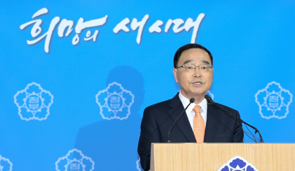 정홍원 국무총리가 28일 오전 서울 세종로 정부서울청사 합동브리핑실에서 대국민 담화를 발표하고 있다. 김정효 기자 hyopd@hani.co.kr