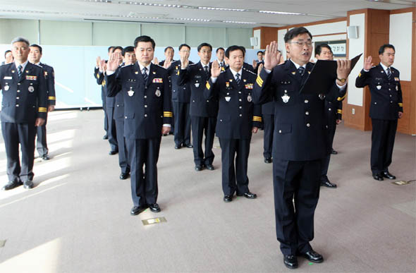 홍성삼 충북지방경찰청장이 28일 오전 박종천 청주상당경찰서장을 비롯한 충북경찰청 소속 경찰서장, 과장·담당관 등 간부들과 자정 결의대회를 하고 있다. 충북지방경찰청 제공