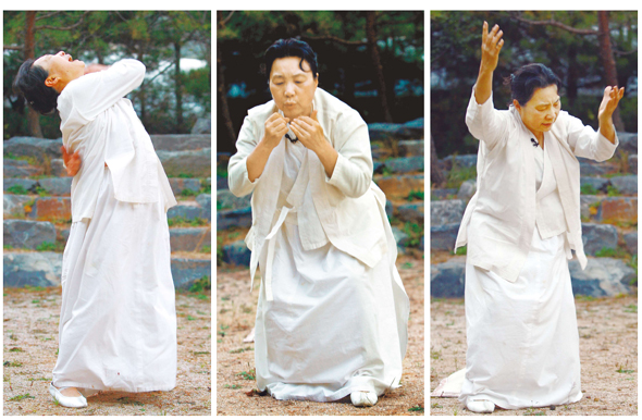 심장과 간장, 허파와 신장, 비장 등 중요한 장기와 연결된 다섯가지 소리를 내면서 건강을 다지는 전통 건강술 영가무도의 전수자 이애주씨가 자신의 과천 무용연구소에서 ‘영가’ 시범(아래 사진)을 보인 뒤, 춤추고 뛰는 다양한 모습으로 ‘무도’를 선보이고 있다.