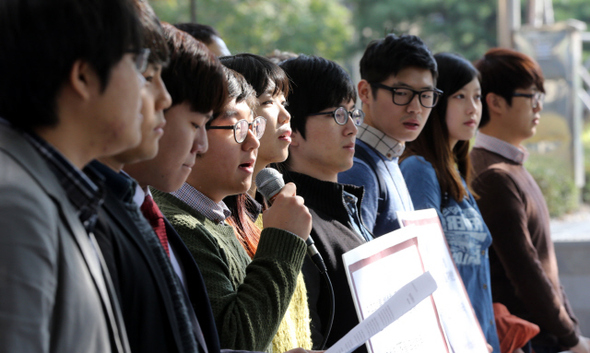 30일 오후 서울 광화문 케이티(KT) 사옥 앞에서 ‘국정원·국군·보훈처 대선개입’ 관련 기자회견을 하는 고려대 총학생회.