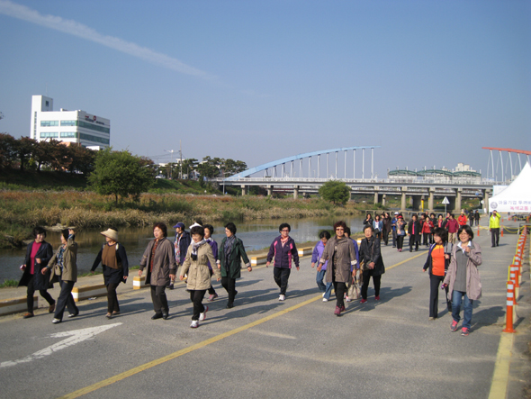 대한주부클럽 충북지부 회원 등 시민들이 30일 오후 충북 청주시 무심천 하상도로 폐쇄 구간을 걷고 있다.
