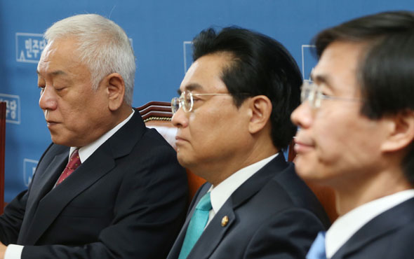 경기 화성갑과 경북 포항남·울릉 두 선거구에서 재보궐선거가 치러진 30일 오전 국회에서 열린 민주당 최고위원회의에서 김한길 대표(왼쪽부터)와 전병헌 원내대표, 조경태 최고위원이 굳은 표정으로 참석자들의 발언을 듣고있다. 이정우 선임기자 woo@hani.co.kr