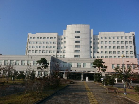 진주의료원 본관. 경남도가 지난 7월 벽에 붙어 있던 간판을 떼어 냈으나, ‘진주의료원’이라는 글자의 흔적은 여전히 남아 있다.