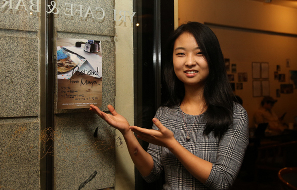 네팔 마야학교를 돕기 위해 자신이 그린 엽서 전시회를 마련한 홍익대생 김지수씨가 지난달 29일 전시장인 이리카페(서울 상수동)에서 활짝 웃고 있다. 신소영 기자 viator@hani.co.kr
