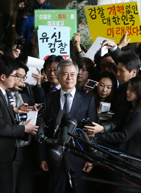 문재인 민주당 의원이 6일 오후 남북정상회담 대화록 폐기 의혹과 관련한 검찰 조사를 받기 위해 참고인 자격으로 서울 서초동 서울중앙지검에 출석하며 기자들의 질문을 받고 있다. 신소영 기자 viator@hani.co.kr