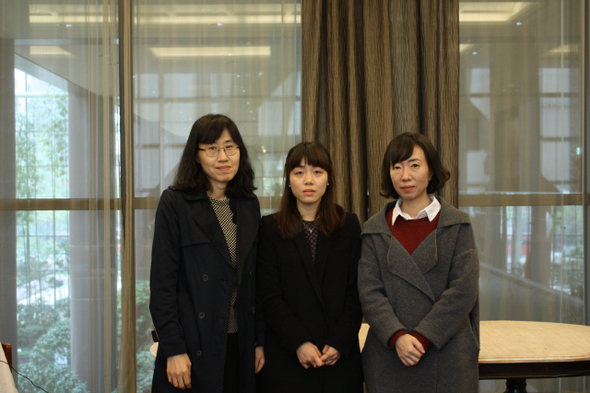 제21회 대산문학상을 받은 시인 진은영(왼쪽부터), 소설가 김숨, 희곡작가 고연옥씨가 6일 낮 서울 시내 한 음식점에서 열린 기자간담회에서 기념사진을 찍고 있다. 번역 부문 수상자 최양희씨는 이날 간담회에 참석하지 않았다. 대산문화재단 제공