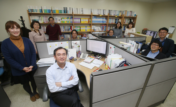 지난 5일 서울 남대문로의 사무실에 함께 자리한 아카넷 사람들. 왼쪽 서 있는 사람부터 시계방향으로 양정우(편집), 정정희(아카넷주니어·편집), 박병규(북스코프·편집), 김일수(기획), 좌세훈(편집), 박경아(디자인), 박정은(관리), 천정한(마케팅), 박수용(편집), 김정호(대표)씨. 신소영 기자 <A href="mailto:viator@hani.co.kr">viator@hani.co.kr</A>