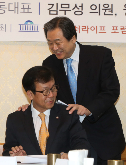 <b>광폭행보? </b>김무성 새누리당 의원이 11일 오전 국회에서 열린 퓨처라이프포럼 출범식에서 자신과 함께 공동대표를 맡은 원혜영 민주당 의원의 어깨를 잡으며 인사를 건네고 있다. 이정우 선임기자 woo@hani.co.kr