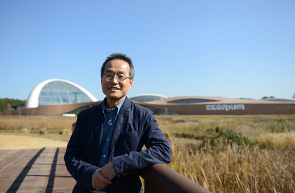 지난달 28일 공식 출범한 충남 서천 국립생태원의 최재천 초대 원장. 뒤에 보이는 것은 생태원의 핵심 시설인 에코리움(생태체험관)이다. 국립생태원 제공