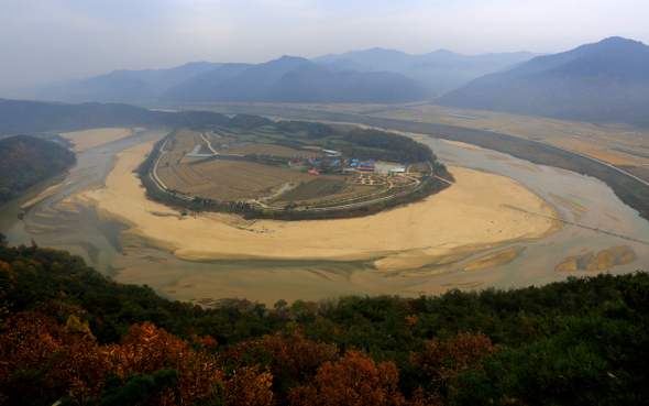 세계적으로 희귀한 모래톱이 넓게 펼쳐진 물돌이마을 회령포 전경. 영주댐 하류에 위치한 이곳은 댐 건설로 강물의 흐름이 제한되면 모래 유입이 적어져 점차 사라질 운명에 처해 있다.