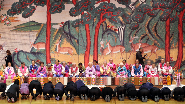 <b>오래오래 사세요</b> 90살 이상 어르신들이 12일 오전 서울 중구 구민회관에서 열린 ‘건강 100세 장수 기원 효 큰잔치’에서 가족들에게서 큰절을 받고 있다. 김봉규 선임기자 <A href="mailto:bong9@hani.co.kr">bong9@hani.co.kr</A>