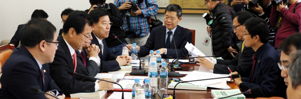 2012년도 집행예산의 결산심사를 위한 국회 예산결산특별위원회 결산소위원회가 14일 오전 국회에서 열려 여야 의원들이 논의를 하고 있다. 김경호 기자 jijae@hani.co.kr