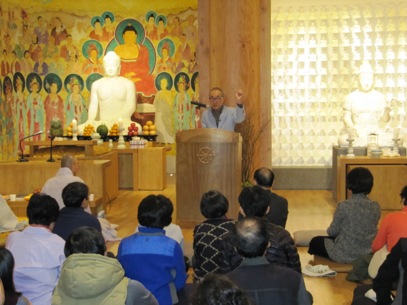 고은 시인이 16일 오후 인천광역시 강화군 길상면 전등사 무설전에서 ‘시는 어떻게 오는가’라는 제목으로 강연을 하고 있다.