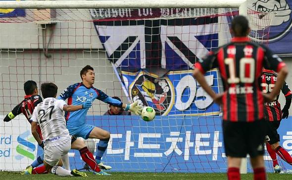 인천의 한교원이 17일 오후 서울 상암동 서울월드컵경기장에서 열린 K리그 클래식 FC서울과의 경기에서 첫번째 동점골을 성공시키고 있다. 뉴스1