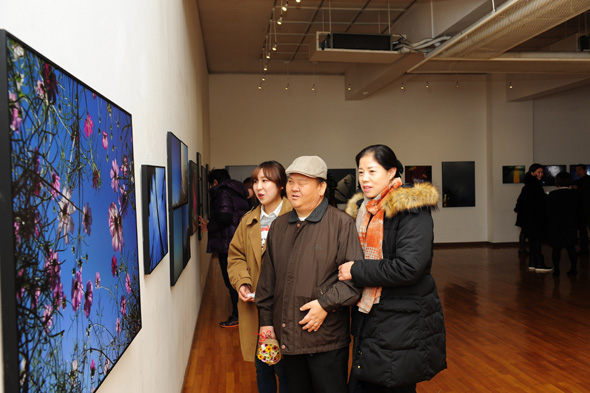 시각장애우들이 직접 사진을 찍어 전시하는 ‘마음으로 보는 세상, 마음으로 보는 서울’ 사진전이 개막한 19일 저녁 서울 종로구 동숭동 상명대 예술디자인센터 전시장에서 사진전에 참가한 시각장애우와 이들을 도운 상명대 사진영상미디어전공 학생들이 함께 사진을 살펴보고 있다. 10명의 장애우가 참가해 인사동, 북촌한옥마을 등을 촬영한 70여점의 사진이 걸린 이 전시회는 24일까지 열린다. 이정우 선임기자 woo@hani.co.kr