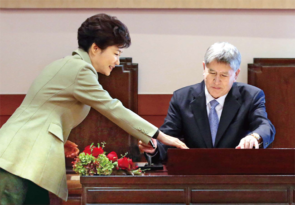 <b>키르기스 대통령 방한</b> 박근혜 대통령이 19일 오전 청와대에서 알마즈베크 아탐바예프 키르기스공화국 대통령의 방명록 작성을 도와주고 있다. 청와대사진기자단