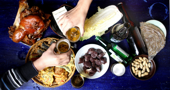 푸짐한 술안주는 술맛을 돌게 하는 데 최고다. 전과 족발, 순대, 신선한 배추 등은 서민들이 즐겨 먹는 안주다.