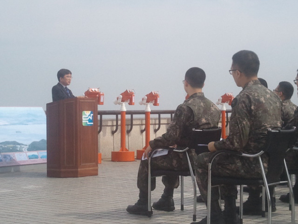 국정원 직원이 아닌 것처럼 ‘신분세탁’을 한 현대사상연구회 이희천 부회장이 지난해 6월 파주시 오두산 전망대에서 현역 군인들을 대상으로 안보강연을 하고 있다. 강의 주제는 ‘6·25전쟁과 종북세력’이었다. 국방홍보원 제공