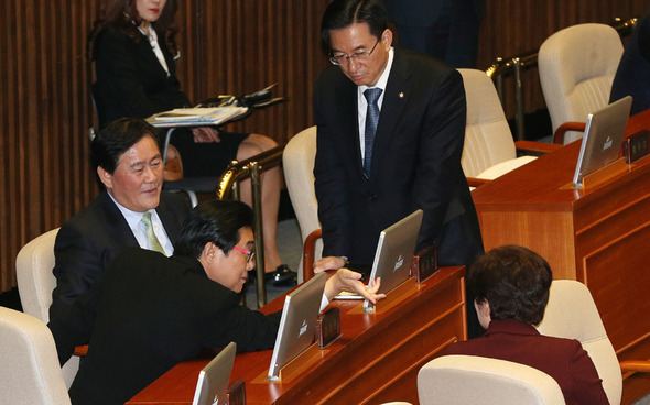 전병헌 민주당 원내대표가 20일 국회 외교·통일·안보분야 대정부질문에서 진성준 민주당 의원의 군 사이버사령부 대선 개입 의혹 관련 질의 도중 박대출 새누리당 의원이 “종북하지 말고 월북하지”라고 고함을 지른 데 대해 최경환 원내대표 등 새누리당 지도부에 항의하고 있다. 2013.11.20/뉴스1