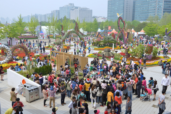지난 4~5월 경기 고양시 호수공원에서 열린 ‘2013 고양 국제 꽃박람회’에서 관람객들이 꽃 전시와 공연을 구경하며 즐거운 한때를 보내고 있다.
