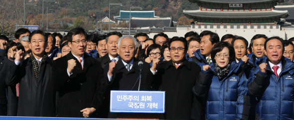 김한길 민주당 대표와 전병헌 원내대표, 민주당 의원들이 21일 오후 서울 광화문광장에서 의원총회를 열고 국정원 불법 대선개입 의혹의 진상규명과 황교안 법무부 장관의 사퇴를 촉구하는 구호를 외치고 있다. 박종식 기자 anaki@hani.co.kr