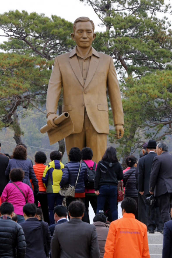 ‘박정희 대통령 96회 탄신제’가 경북 구미시 상모동 생가에서 진행된 14일, 참배객들이 5m 높이의 동상 앞에 서 있다. 구미/김태형 기자 xogud555@hani.co.kr