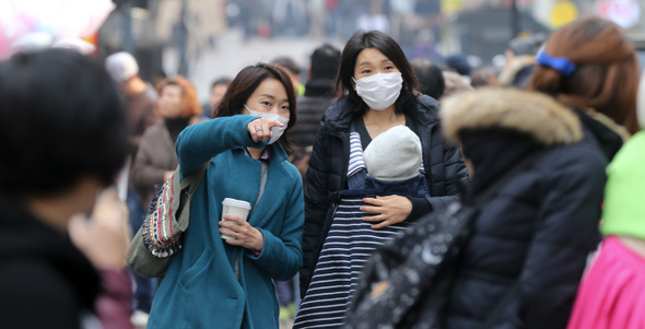 <b>거리 덮친 미세먼지 </b>서울 등 중부 일부 지방의 미세먼지 농도가 국내 대기환경기준인 100마이크로그램(㎍/㎥)을 넘어선 24일 오전 서울 명동을 찾은 외국인 관광객들이 마스크를 쓴 채 거리를 걷고 있다. 김정효 기자 hyopd@hani.co.kr