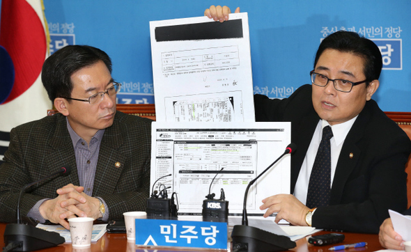 전병헌 민주당 원내대표(오른쪽)가 24일 국회에서 연 기자간담회에서 문형표 보건복지부 장관 후보자가 강남의 한 접객업소에서 법인카드를 결제한 영수증 사본을 보여주고 있다. 이정우 선임기자