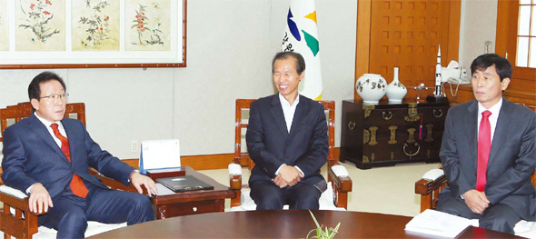 민병희 강원도교육감(왼쪽부터), 최문순 강원지사, 이광준 강원도시장군수협의회장이 26일 오전 강원도청에서 고등학교 무상급식 확대 방안에 대한 의견을 나누고 있다. 강원도청 제공