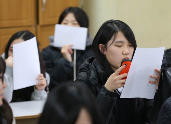 2014학년도 대학수학능력시험 개별 성적표가 배부된 27일 오전 서울 종로구 안국동 풍문여고 3학년 교실에서 학생들이 자신의 성적을 확인하고 있다.  김태형 기자 xogud555@hani.co.kr