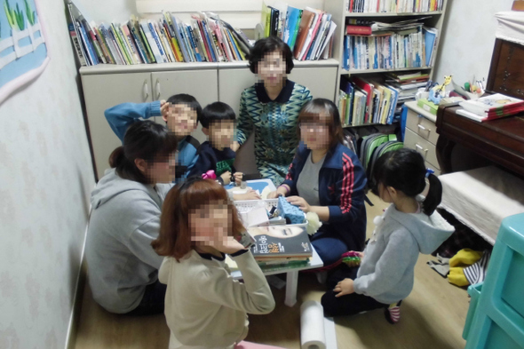혜성공동생활가정 식구들이 경아(오른쪽 둘째)의 네일아트를 구경하러 한방에 모였다. 막내 슬아(아래쪽 가운데)와 둘째 은아(맨 왼쪽)도 언니가 네일아트를 해줄 때가 가장 즐겁다고 했다. 세 자매는 모두 미술에 소질이 있지만 넉넉하지 않은 형편에 재능을 살리지 못할까 걱정이 많다.