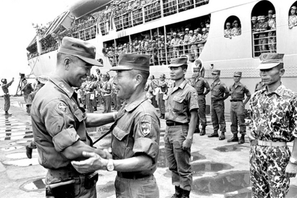 1965년 채명신 주월 한국군 사령관(앞줄 왼쪽)이 베트남으로 파견되는 장병들을 격려하고 있다. <한겨레> 자료사진