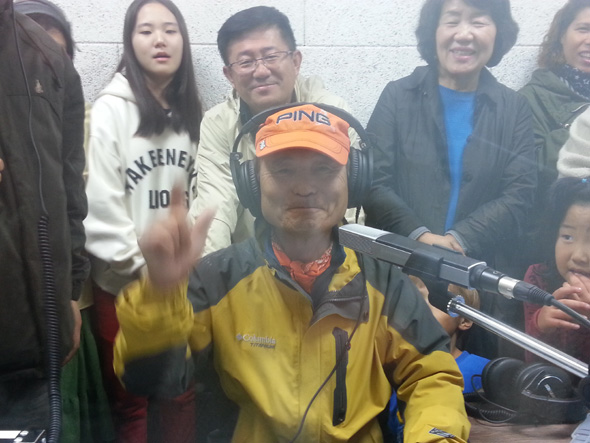 이정수 북원장수경로당 회장이 지난달 29일 태장2동주민센터 창고를 새롭게 고쳐 만든 방송실 안에서 시험방송을 하며 개국을 준비하고 있다. 태장2동주민센터 제공