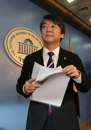 안철수 무소속 의원이 28일 오전 국회 정론관에서 정치세력화 관련 공식입장을 발표한 뒤 회견장을 나서고 있다. 신소영 기자 viator@hani.co.kr
